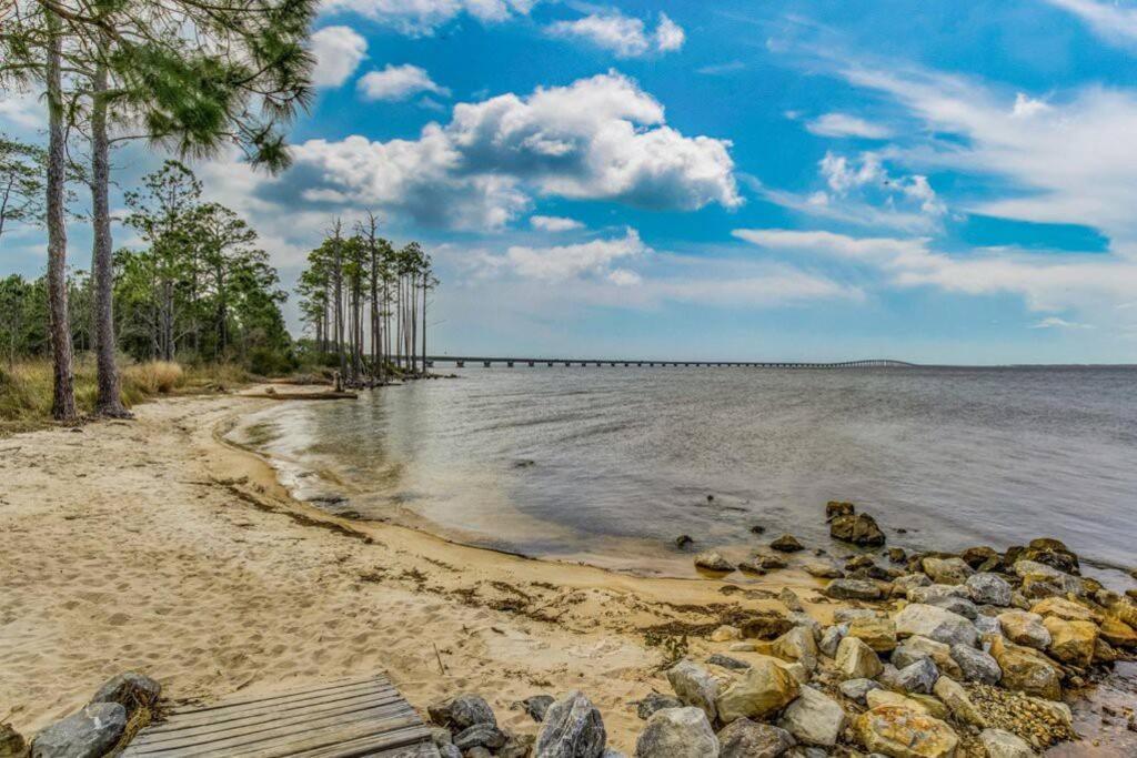 Woodsy Retreat, Steps To Bay - Hot Tub! Villa Gulf Breeze Buitenkant foto