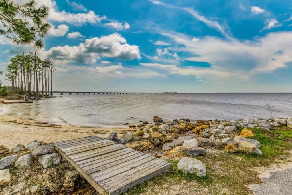 Woodsy Retreat, Steps To Bay - Hot Tub! Villa Gulf Breeze Buitenkant foto
