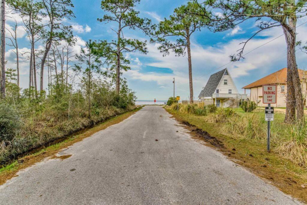 Woodsy Retreat, Steps To Bay - Hot Tub! Villa Gulf Breeze Buitenkant foto